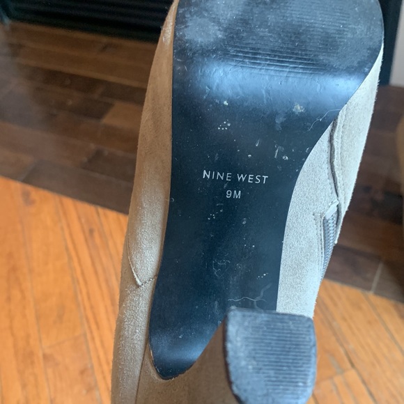 Nine West, gray suede booties. Size 9 - Picture 4 of 4